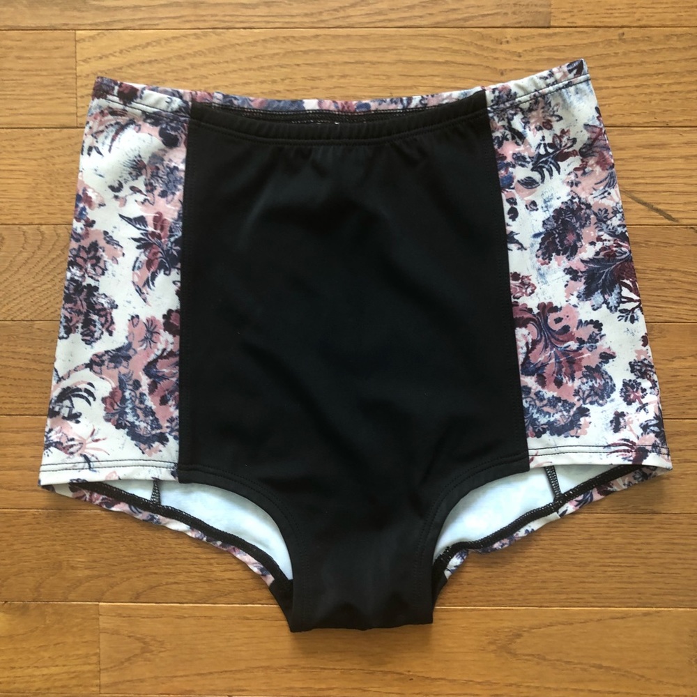 Onzie High Waisted Hot Yoga Shorts One Size